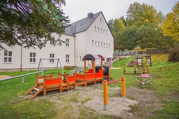 Lokomotive mit Waggon und Reckstange