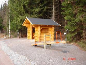 DSC05806 Schutzhütte mit Spielgeräten am Ausblick auf Adnerraum